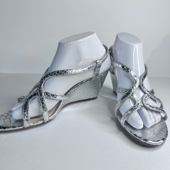 Isola‎ Fidelia Metallic Crocodile Silver 3” Wedge Strappy Heels Sandal Shoes 9 - Picture 4 of 17